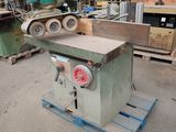 une machine posée sur une palette dans un entrepôt