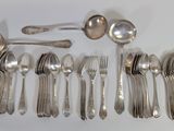 beaucoup de cuillères en argent et de cuillères sur la table