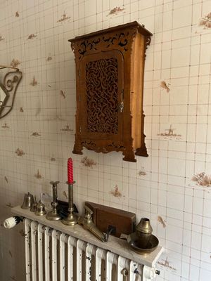 un radiateur dans un coin de la salle de bains, avec une horloge accrochée au mur