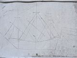 un dessin représentant un voilier posé sur un bloc de béton