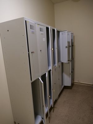 2 Meuble Vestiaires 8 Cases, Fermetures A Cles Manque 3 Cles…