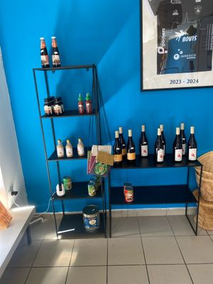 de nombreuses bouteilles de vin sur les étagères de la pièce