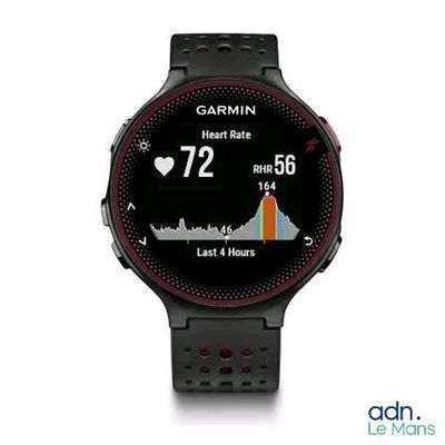 La montre GPS Garmin est posée sur une surface blanche