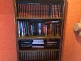 une étagère contenant beaucoup de livres