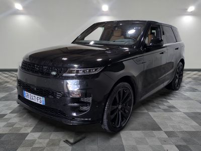 une photo d'un Range Rover noir garé dans un garage