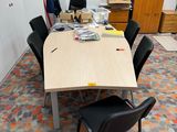 une pièce avec une table et des chaises