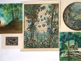 de nombreux tableaux accrochés aux murs de cette pièce