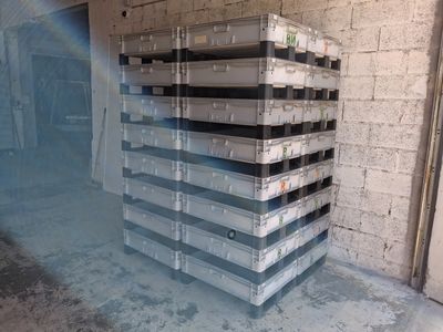 une pile de boîtes empilées les unes sur les autres