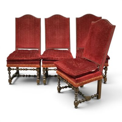 trois chaises rouges et un repose-pieds sur fond blanc