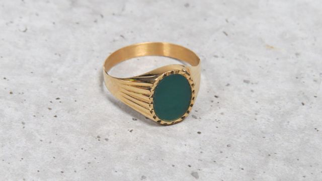 Bague en or jaune 750 millièmes, le centre de forme ovale orné d'...