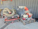 deux machines posées côte à côte sur des palettes