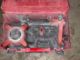 une boîte à outils rouge contenant une pompe à essence