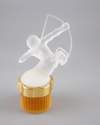 figurine représentant un homme avec un arc et une flèche, posée sur un cupcake