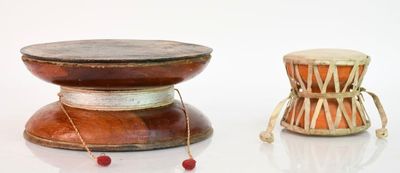 deux tambours posés l'un à côté de l'autre sur une surface blanche