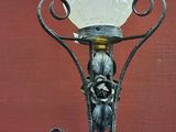 une lampe posée sur une table à côté d'un cordon