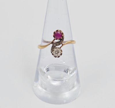 une image représentant une bague en or sertie d'un rubis