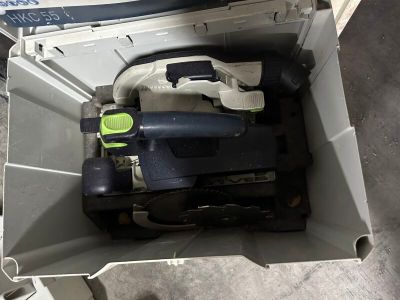 une valise qui se trouve à l'intérieur d'un carton
