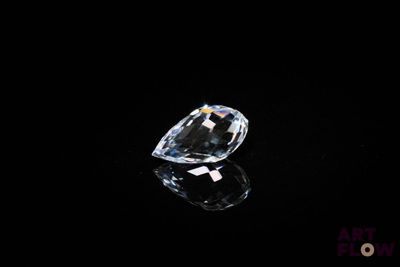 gros plan d'un diamant sur une surface noire