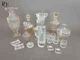 un grand nombre de vases en verre posés sur une table