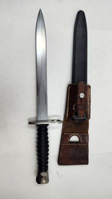 un couteau posé à côté d'un étui en cuir