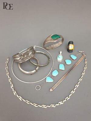 un assortiment de bijoux en argent comprenant des bagues, des bracelets, des bagues et des colliers
