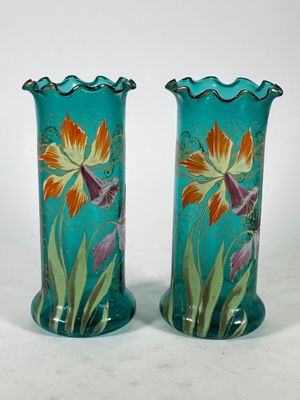 paire de vases en verre peints à la main, posés sur un fond blanc