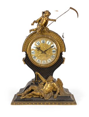 une horloge surmontée d'une statue représentant un homme