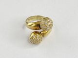 gros plan d'une bague en or ornée de deux diamants
