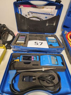 une mallette bleue contenant des câbles et d'autres équipements électriques