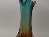 un vase en verre posé sur une table
