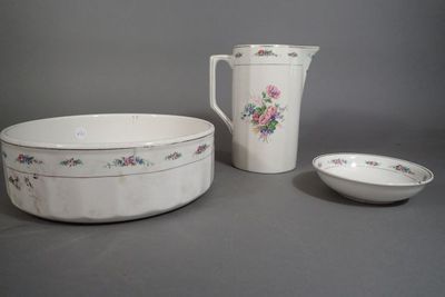 deux bols et un pichet posés sur une table