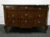une image d'une commode avec un plateau en marbre