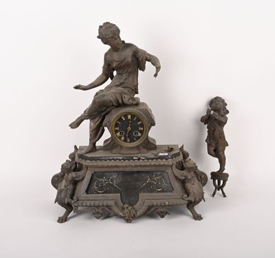 une statue de femme assise au sommet d'une horloge