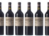 six bouteilles de vin rouge sont alignées