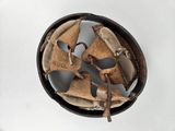 un casque muni d'un ventilateur, posé sur une table