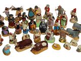 de nombreuses figurines de différentes tailles et couleurs sont exposées