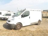 une camionnette blanche garée dans la poussière