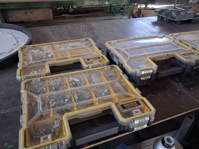 de nombreuses caisses d'outils posées sur une table dans un atelier