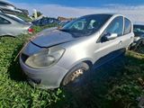 une petite voiture argentée garée dans l'herbe