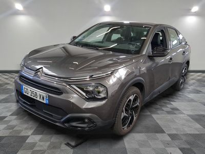 la photo d'une voiture grise garée dans un garage