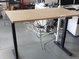 une image représentant un bureau sur lequel se trouve un ordinateur