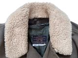 le dos d'une veste à col en fourrure sur fond blanc