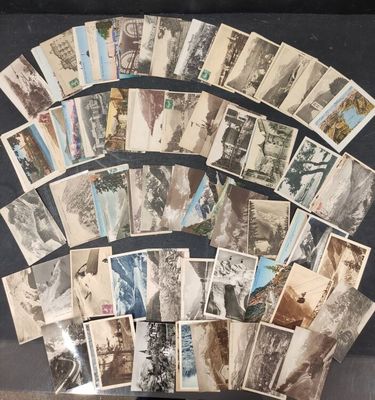 beaucoup de vieilles photos sur la table ensemble
