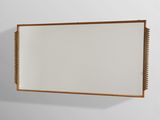 un miroir avec un cadre en bois accroché au mur