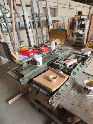 une photo d'un établi avec beaucoup d'outils dessus