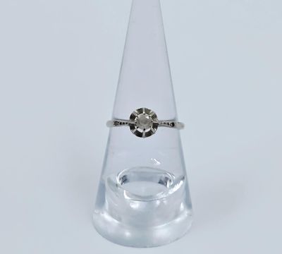 une bague posée sur le dessus d'un vase en verre