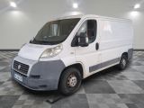 la photo d'une camionnette blanche garée dans un garage