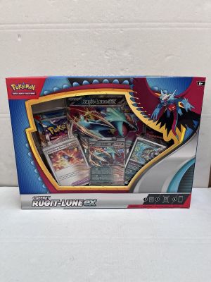 une boîte de cartes Pokémon posée sur une table