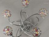 une sculpture métallique représentant un tas de balles posées sur une table