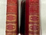 deux livres rouges posés l'un sur l'autre sur une surface blanche